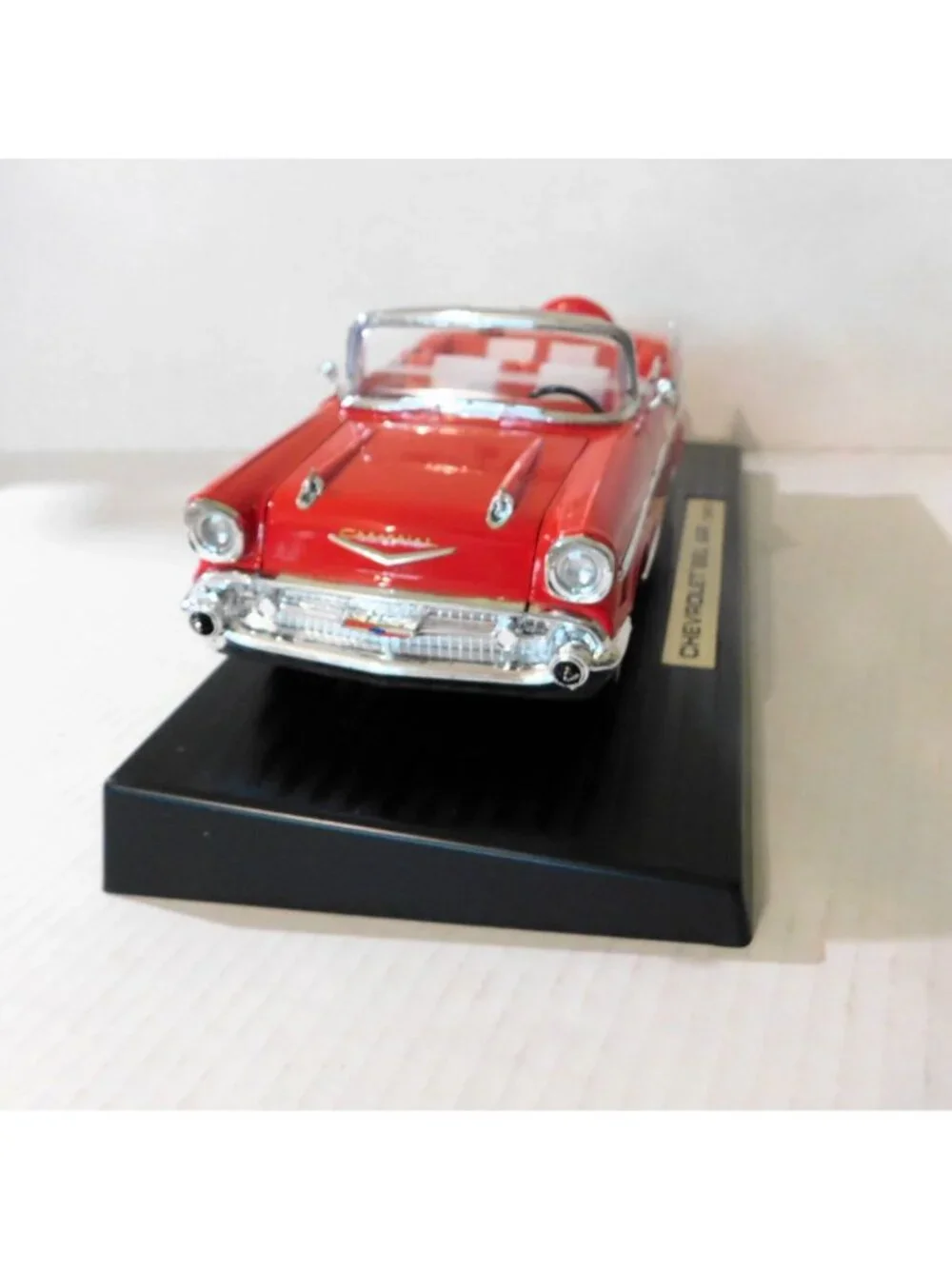 1957 Chevrolet Bel Air 1:18 Die-Cast Model Red Convertible Road Tough
